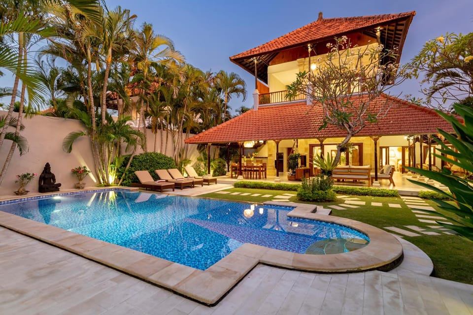 Property building, Garden, Pool view, Swimming pool, sunbed