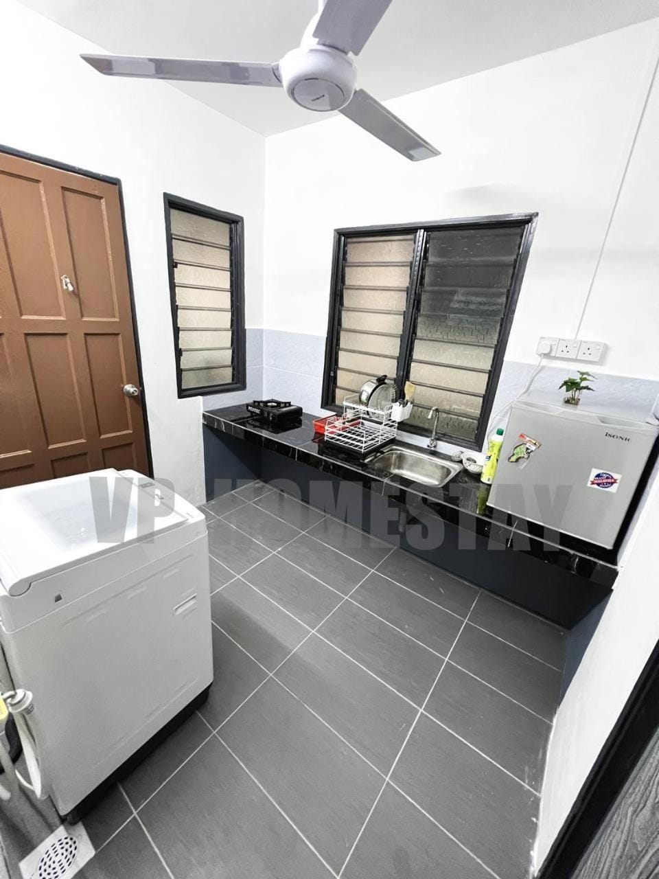 Kitchen or kitchenette, dishwasher, washing machine