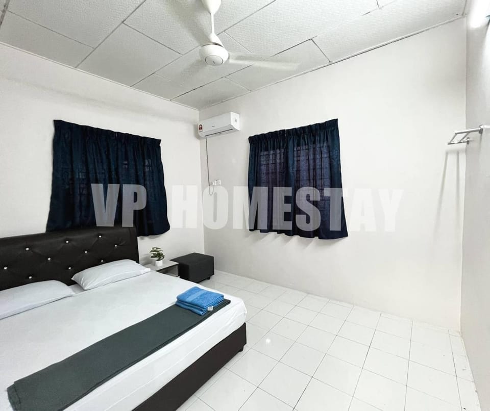 Bed, Photo of the whole room, Bedroom, Text overlay, fireplace, towels