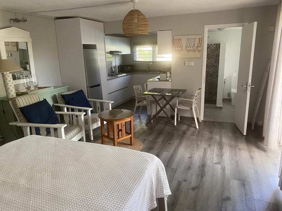 Spacious basement studio in tranquil nook Apartment in Rivière Noire District, Mauritius