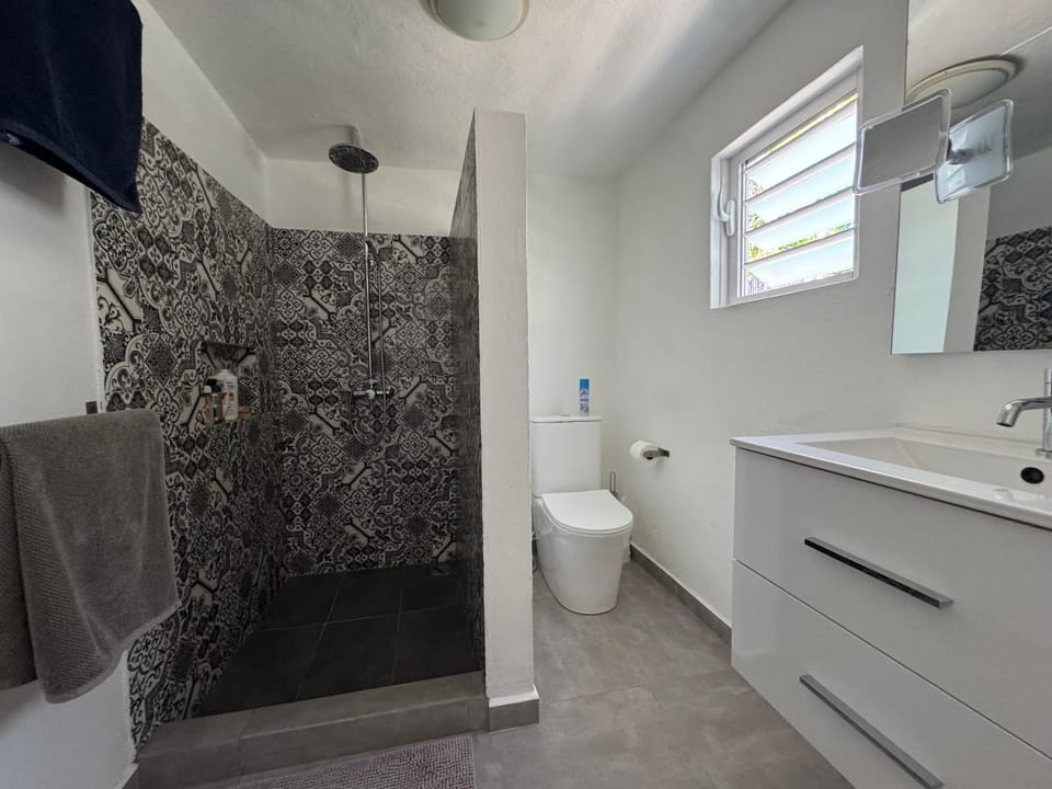 Spacious basement studio in tranquil nook Apartment in Rivière Noire District, Mauritius
