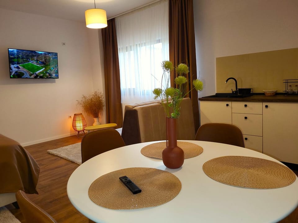 TV and multimedia, Kitchen or kitchenette, Living room, Seating area, Dining area