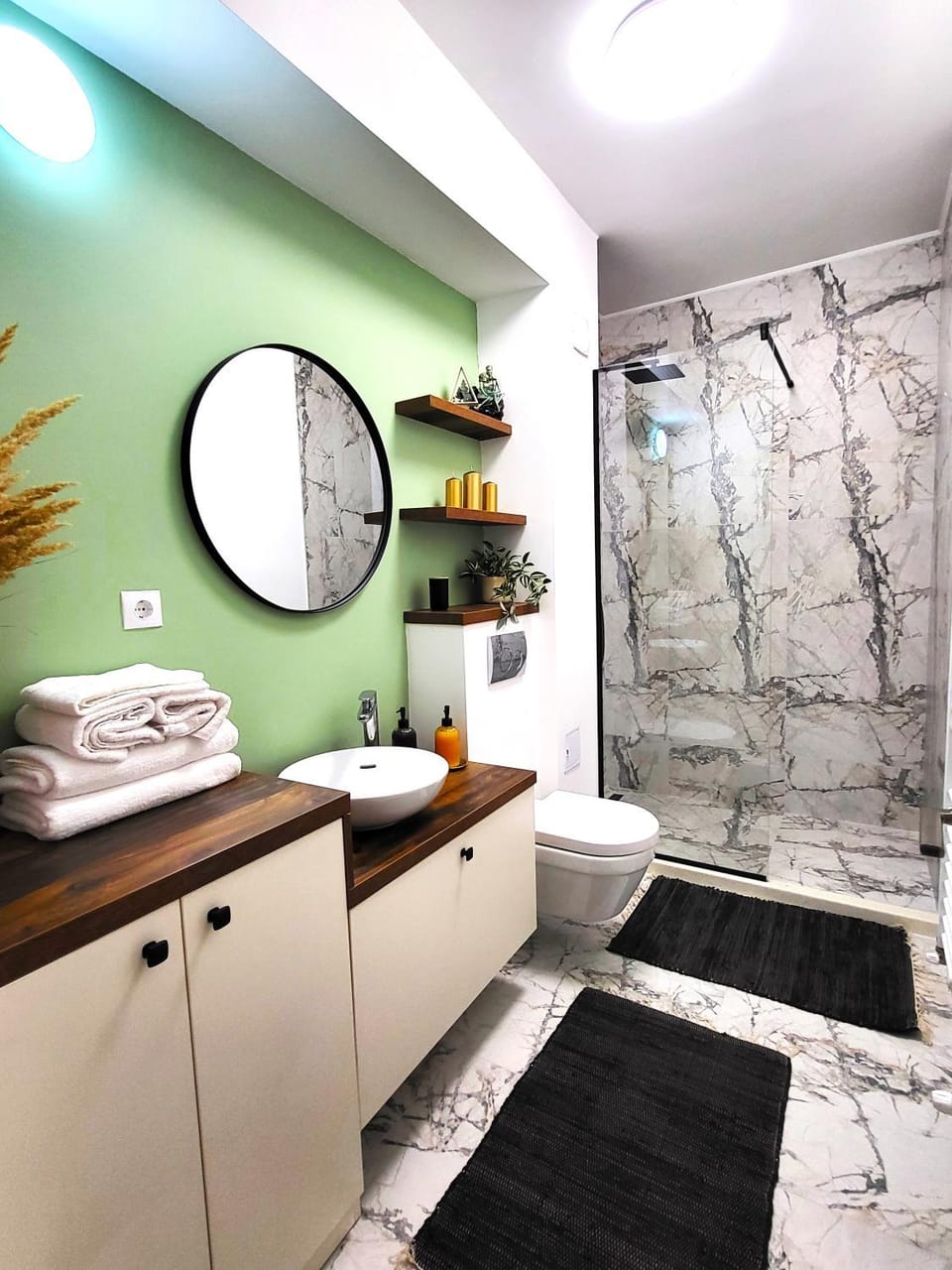 Shower, Toilet, towels