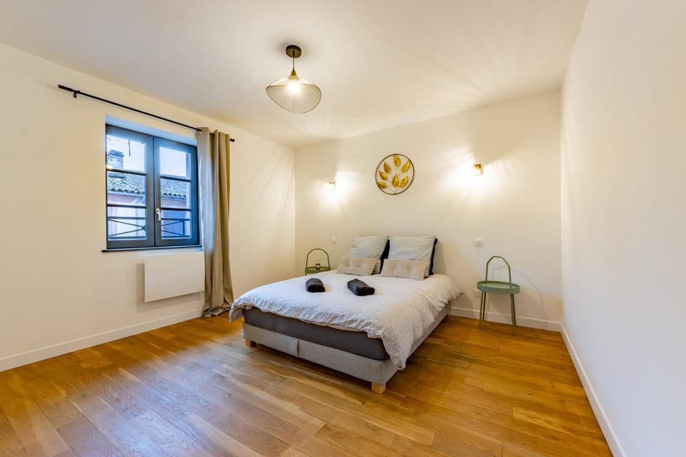 Bed, Photo of the whole room, Bedroom, towels