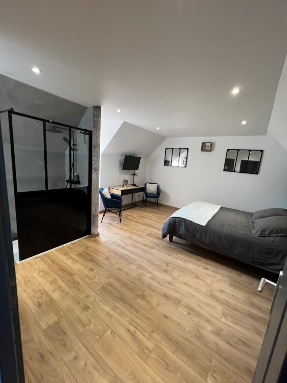 Bed, TV and multimedia, Photo of the whole room, Bedroom
