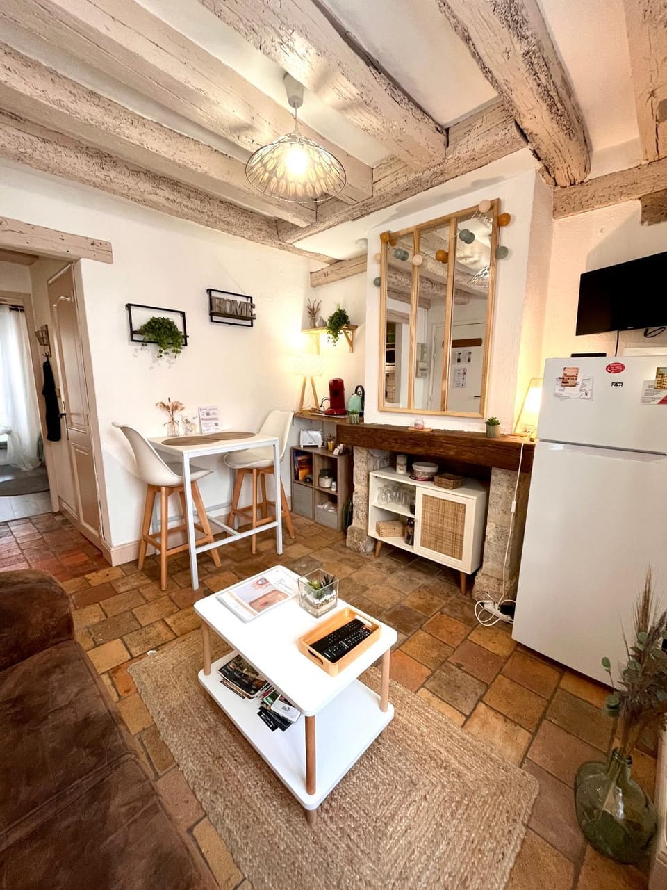 TV and multimedia, Living room, Seating area, Dining area