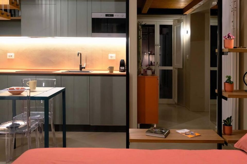 Kitchen or kitchenette, Dining area, minibar