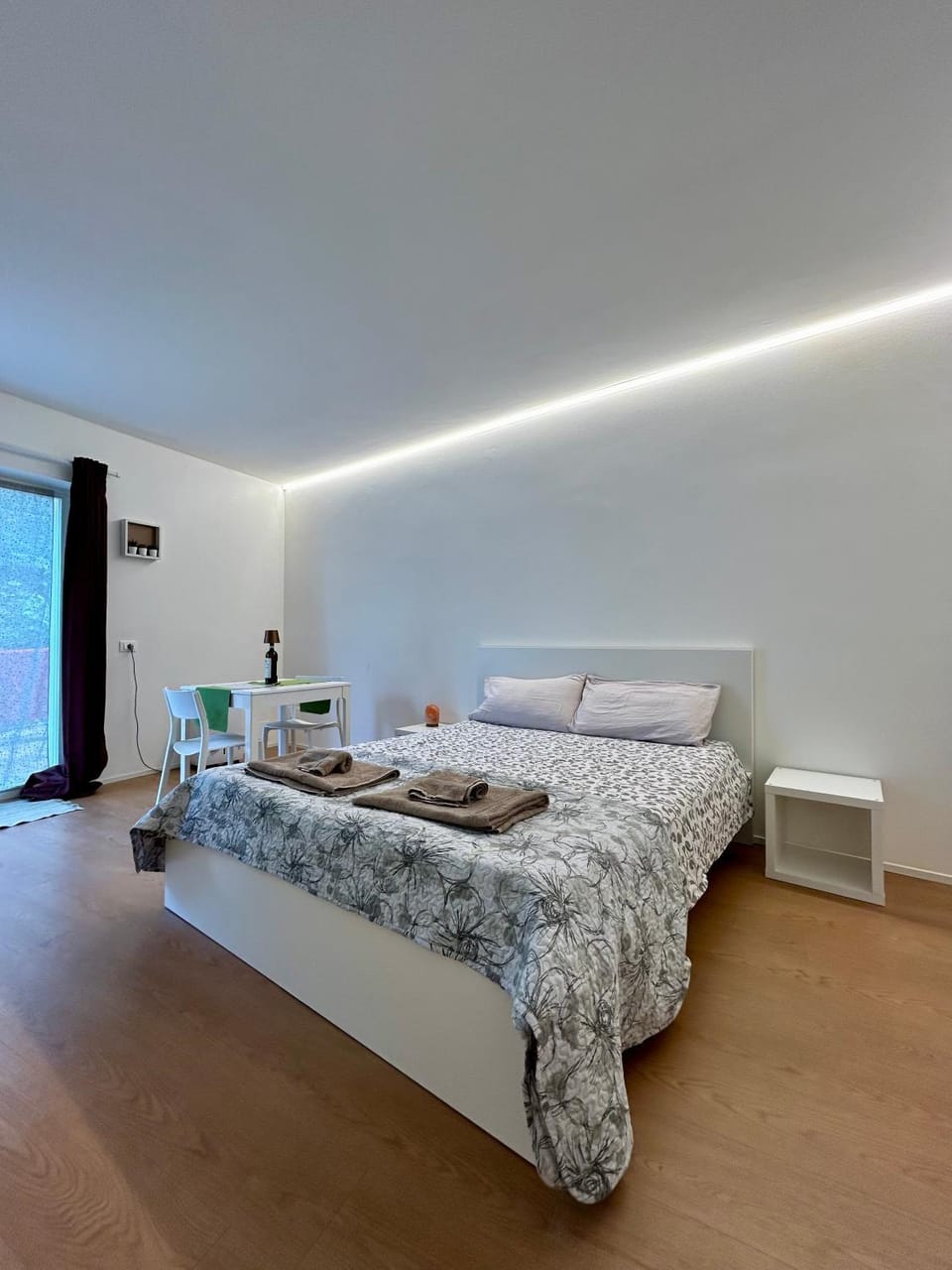 Bed, Photo of the whole room, Bedroom, towels