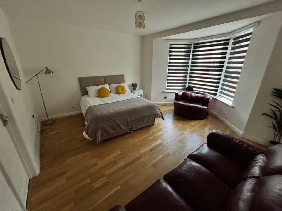 Bed, Photo of the whole room, Seating area, Bedroom