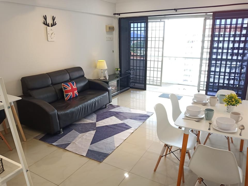 Georgetown, Up to 6 Pax, 3 Bedrooms, 1 Car Park by Star Home Apartment in George Town