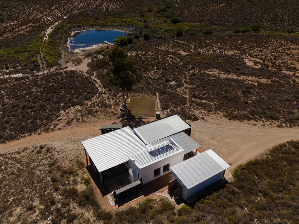 Property building, Day, Natural landscape, Bird's eye view, Lake view, Mountain view