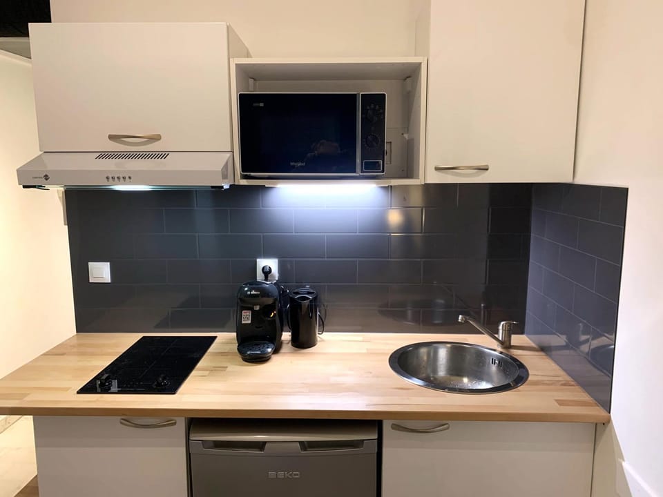 Coffee/tea facilities, Kitchen or kitchenette, Meals, microwave, stove, kitchen