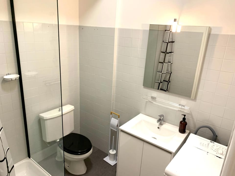 Shower, Toilet, Bathroom, towels, washing machine