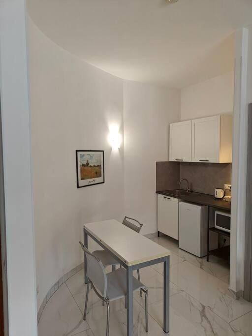 Kitchen or kitchenette, Dining area, minibar, pet friendly