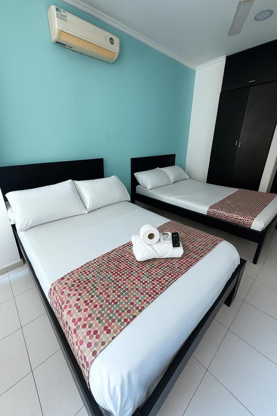 Property building, Bed, Photo of the whole room, towels