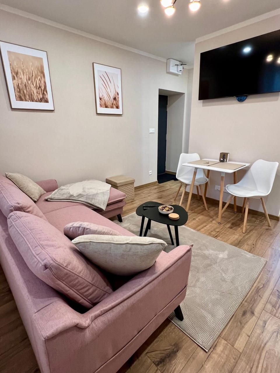 TV and multimedia, Living room, Seating area, Dining area