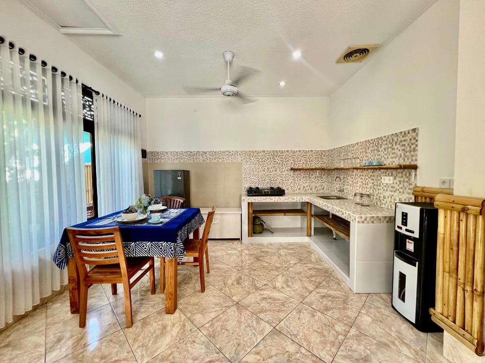 Kitchen or kitchenette, Dining area, stove