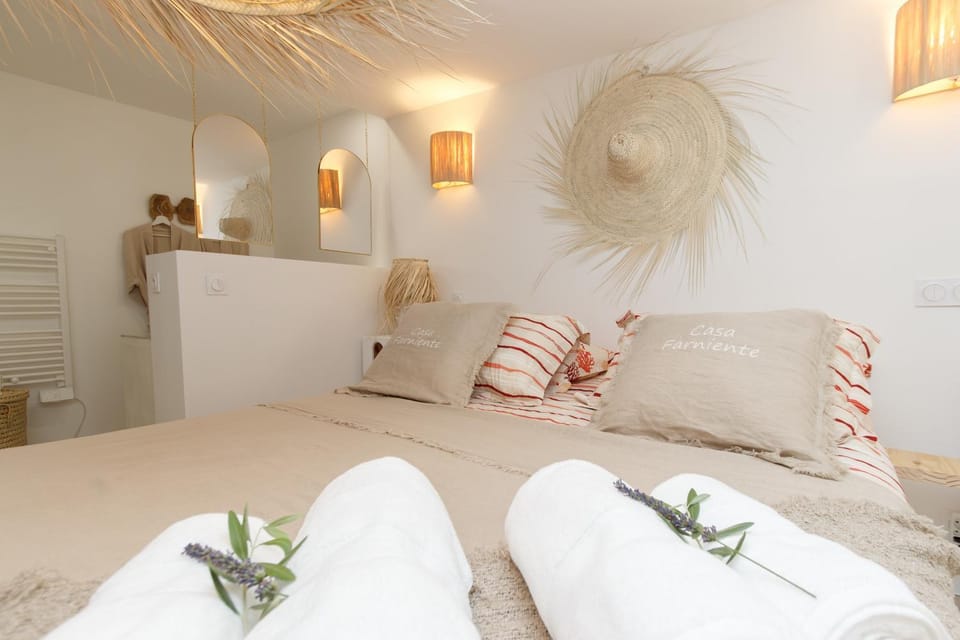 Bed, Photo of the whole room, towels