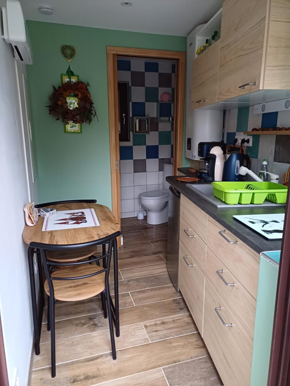Kitchen or kitchenette, Dining area, minibar, stove