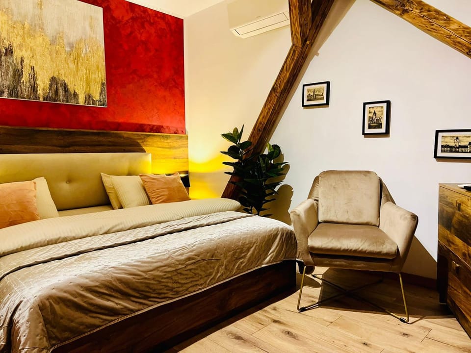 Communal lounge/ TV room, Bed, TV and multimedia, Decorative detail, Bedroom