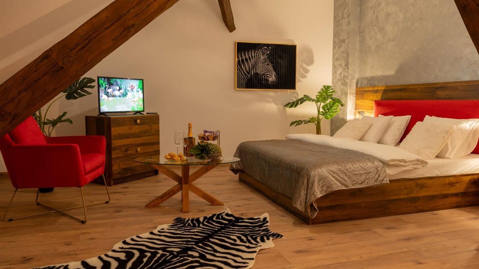 Communal lounge/ TV room, Bed, TV and multimedia, Living room, Photo of the whole room, Seating area, Evening entertainment, Bedroom