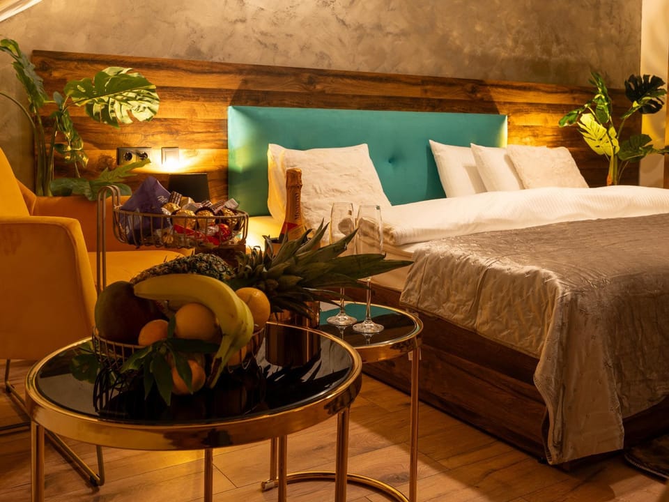 Bed, Photo of the whole room, Seating area, Bedroom