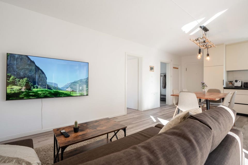 Communal lounge/ TV room, TV and multimedia, Living room, Seating area, Evening entertainment