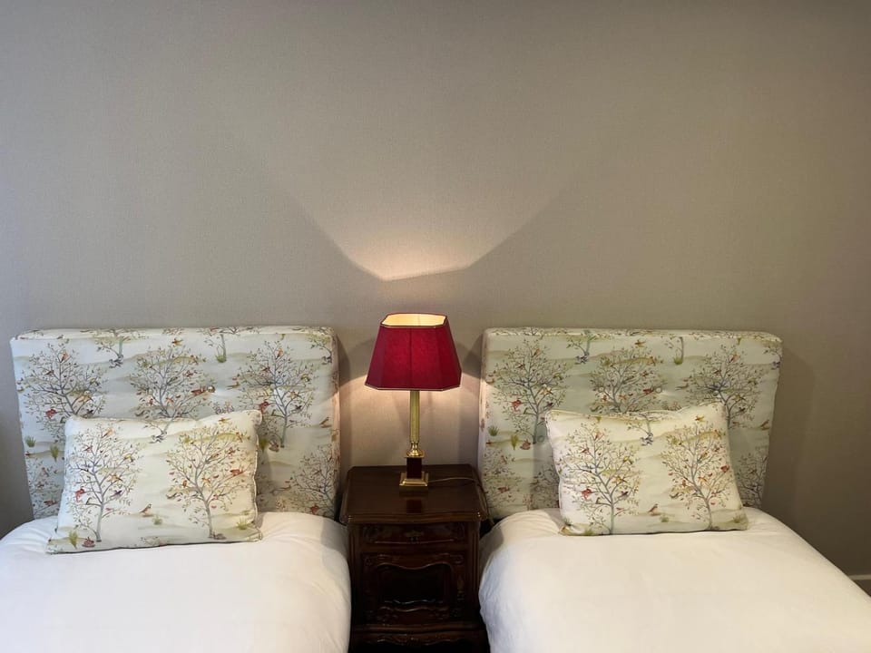 Bed, Photo of the whole room, Decorative detail, Bedroom