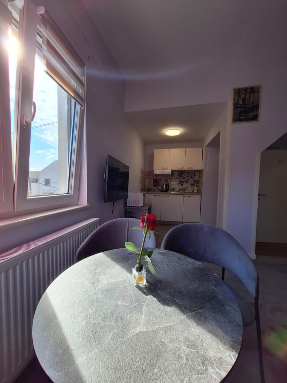 TV and multimedia, Kitchen or kitchenette, Living room, Seating area, Dining area, stove, kitchen