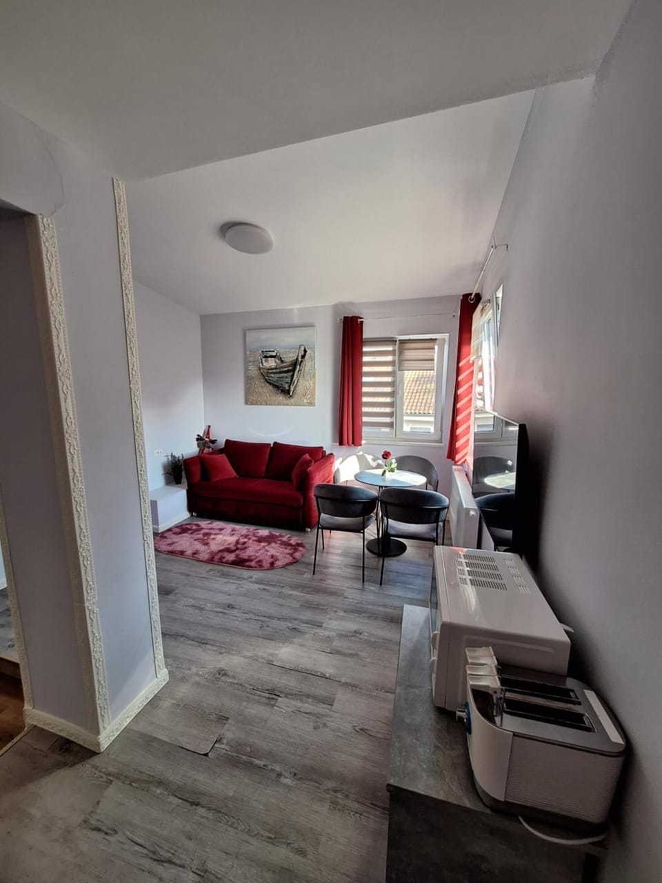 Bed, TV and multimedia, Living room, Photo of the whole room, Seating area