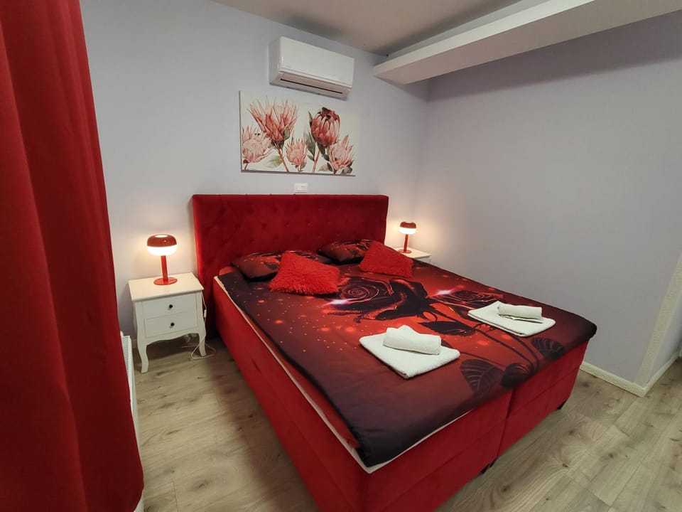 Bed, Photo of the whole room, Bedroom, towels, air conditioner