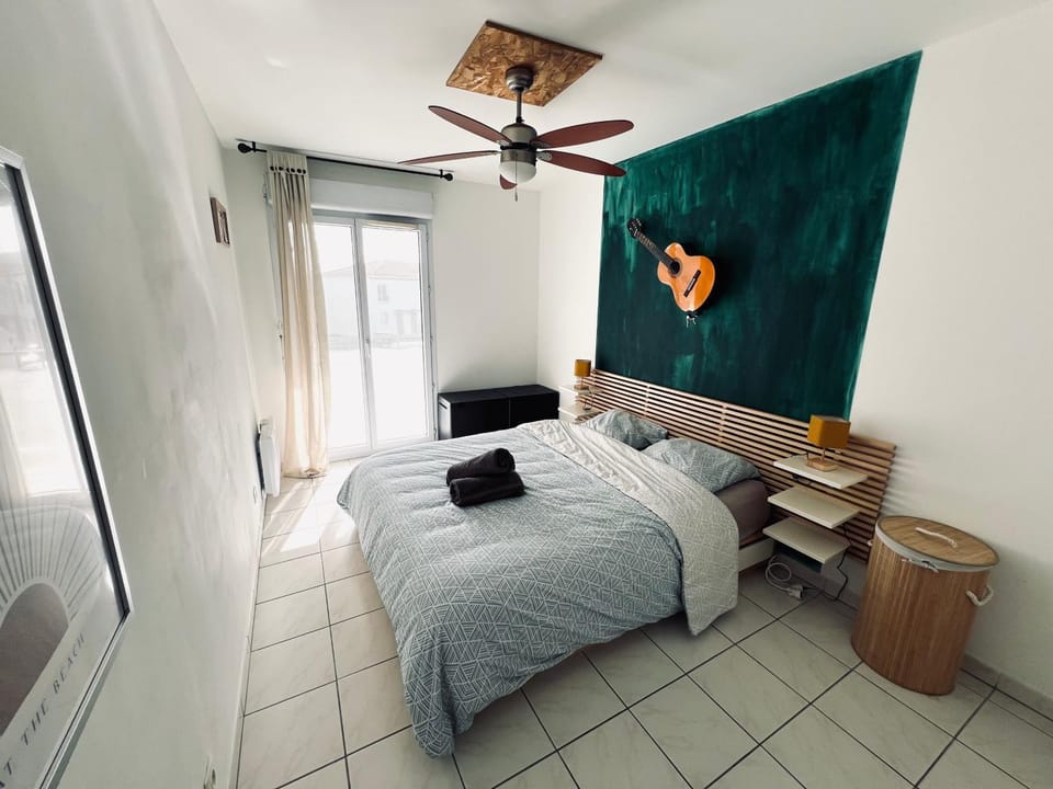 Bed, Photo of the whole room, Bedroom, fireplace