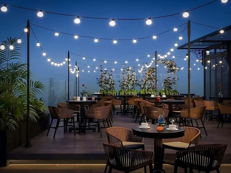 Restaurant/places to eat, Coffee/tea facilities, Balcony/Terrace, Dining area, Drinks