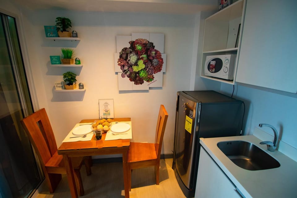 Kitchen or kitchenette, Dining area, minibar