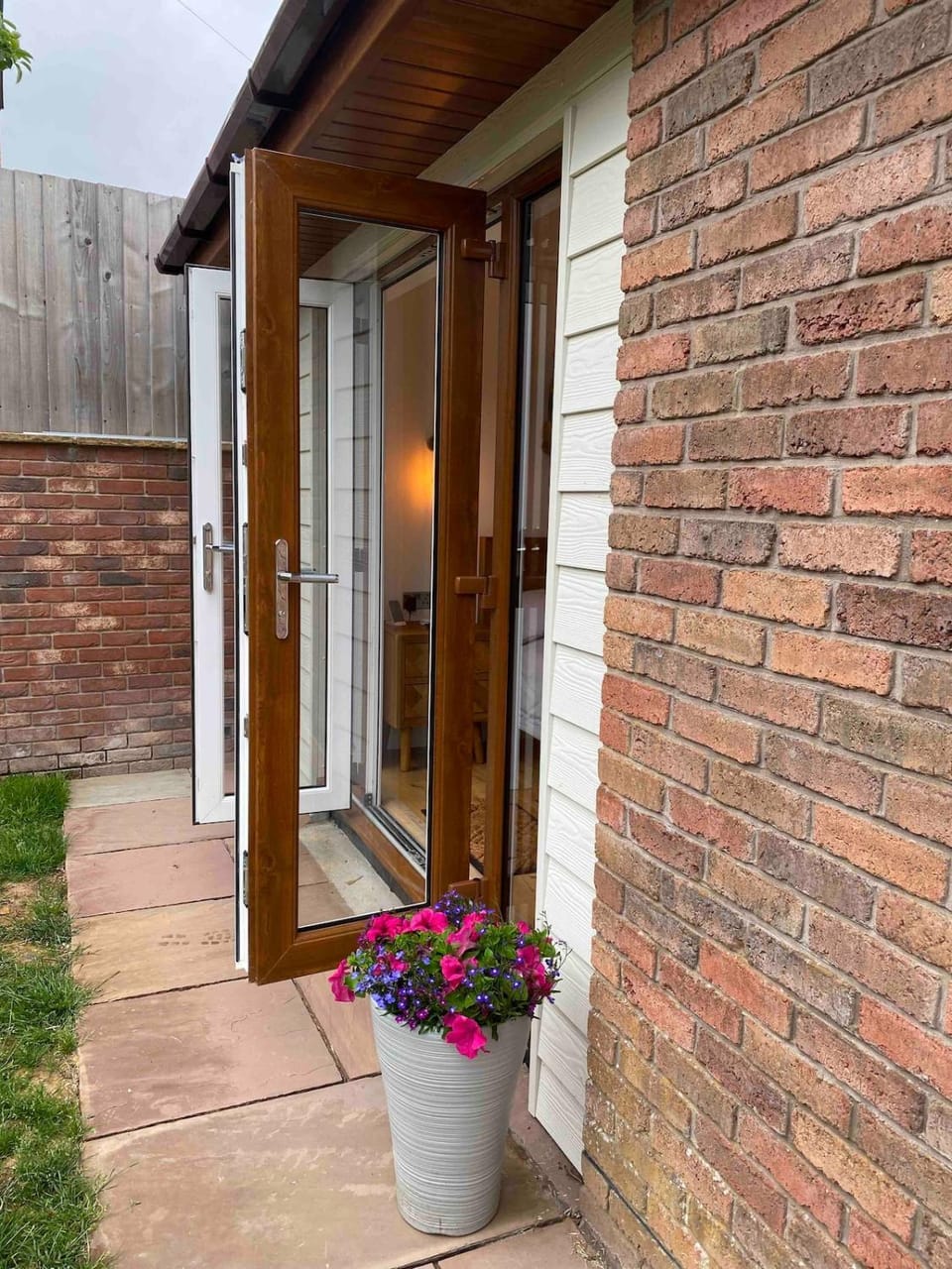 Dave & Kelz Deluxe king size studio room Vacation rental in Wales