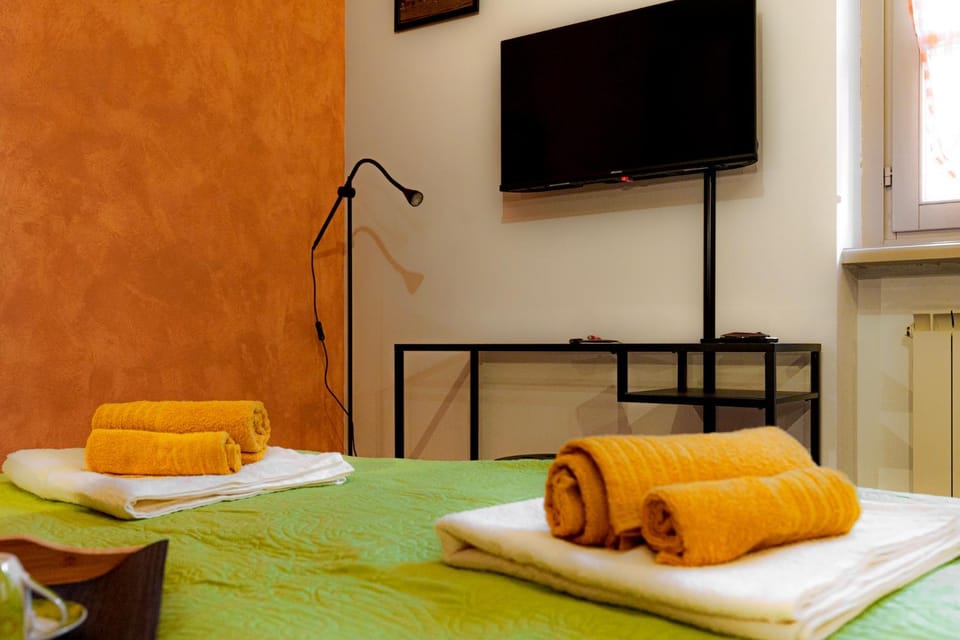 Bed, TV and multimedia, Bedroom