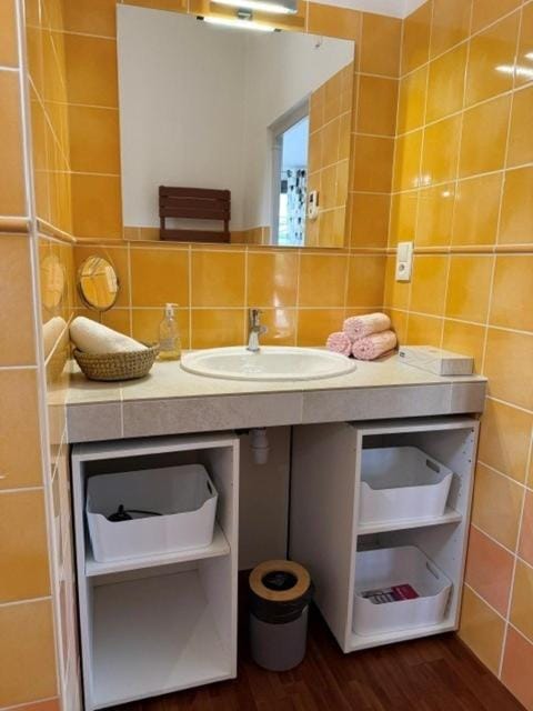 Bathroom, towels