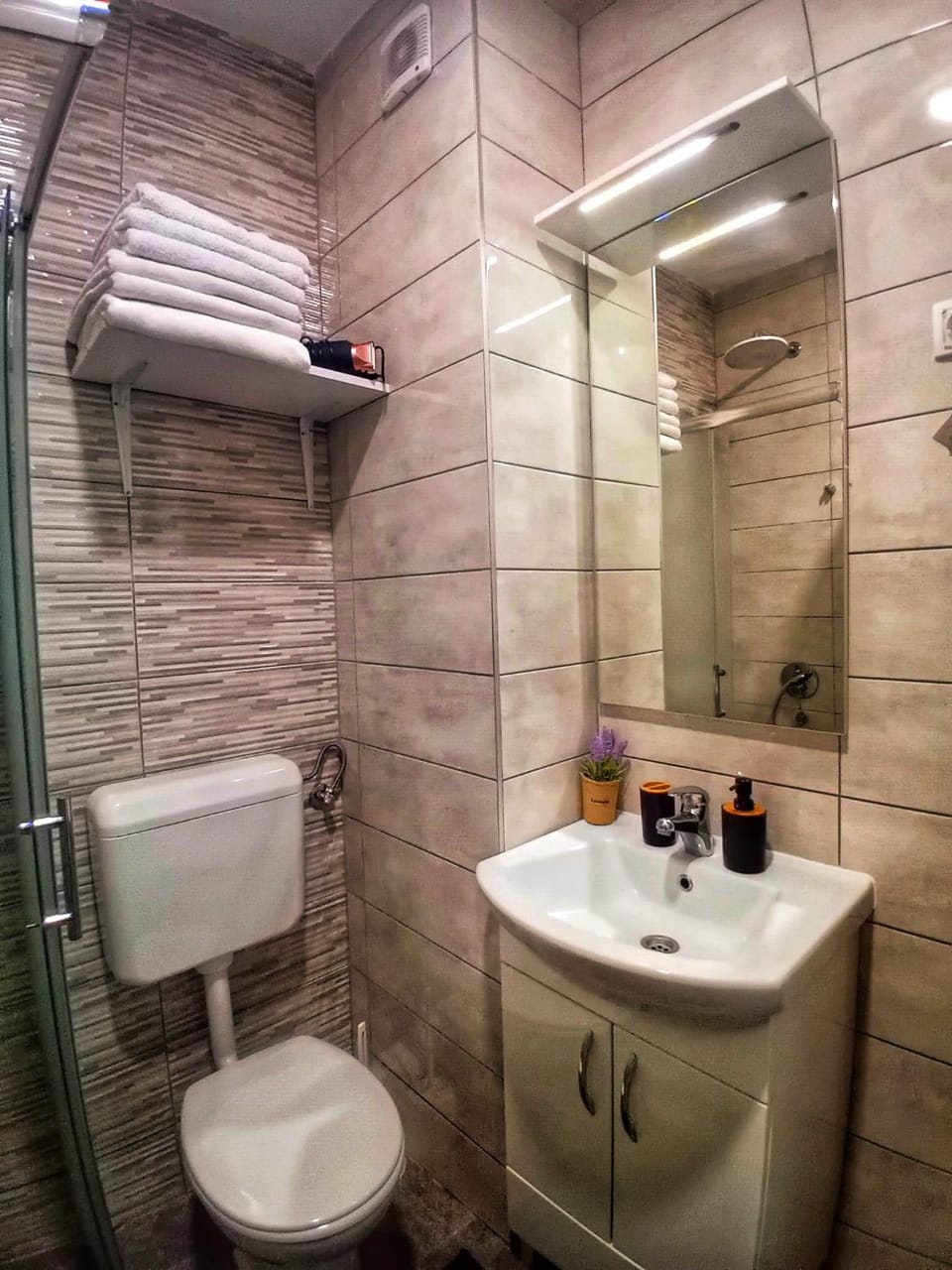 Shower, Toilet, Bathroom, towels