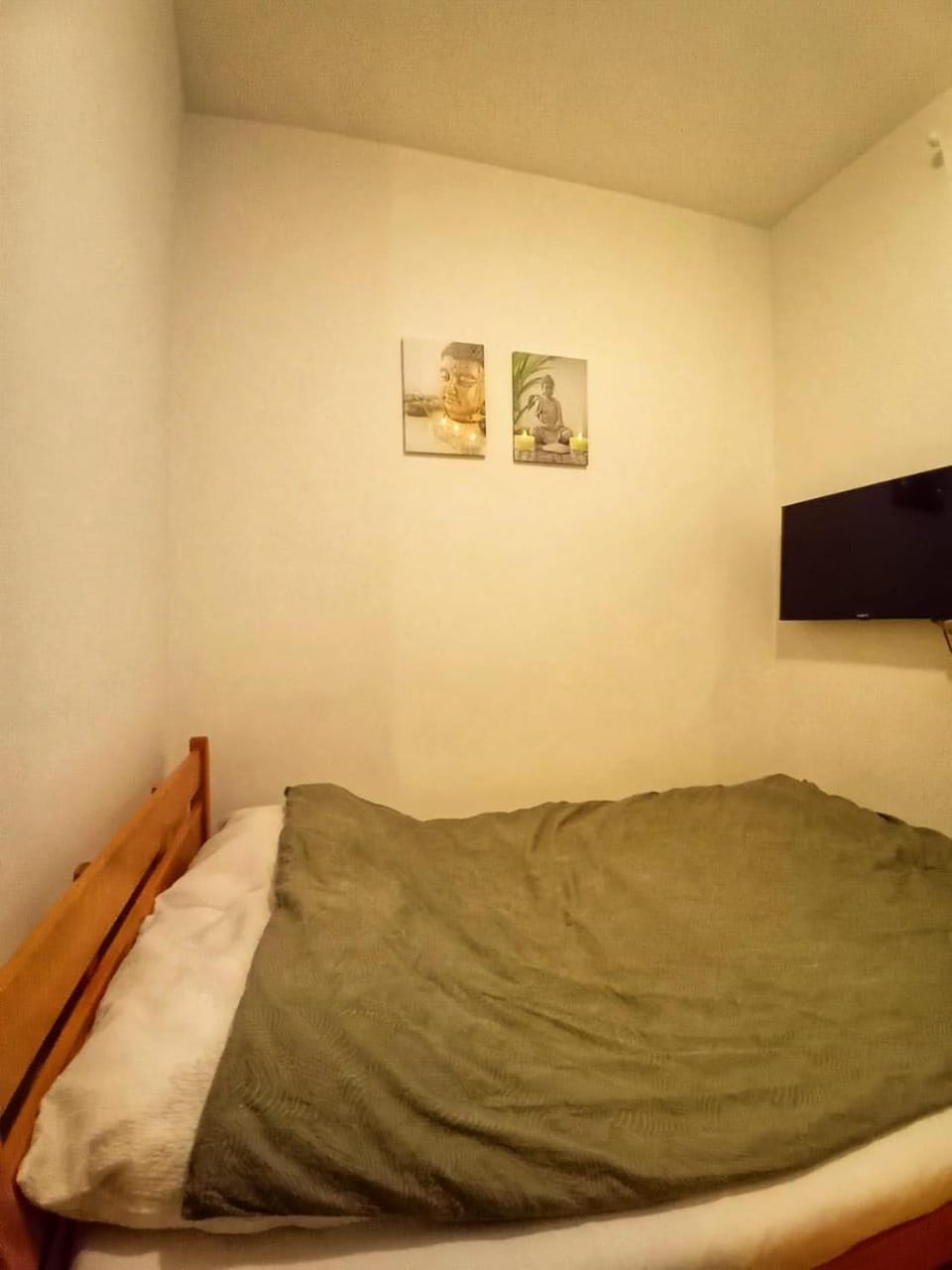 Bed, TV and multimedia, Bedroom