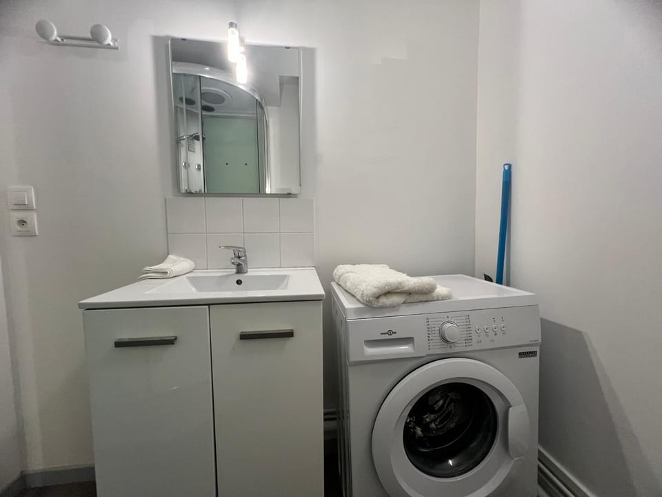 Bathroom, towels, washing machine