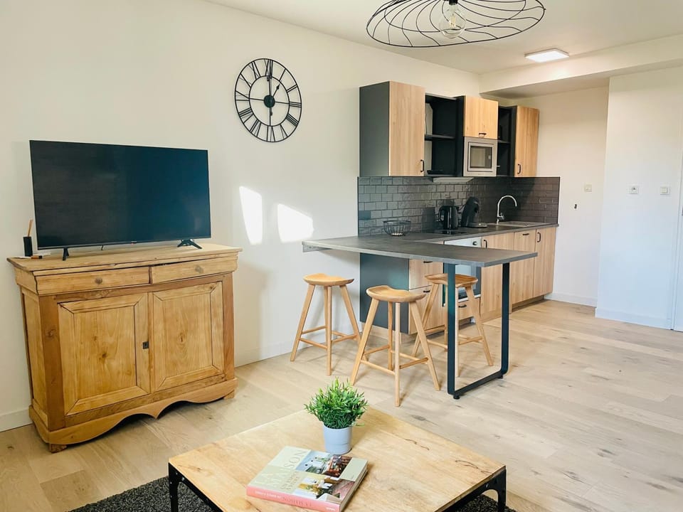 Communal lounge/ TV room, TV and multimedia, Kitchen or kitchenette, Dining area, minibar, pet friendly, stove