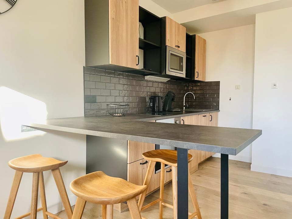 Kitchen or kitchenette, Dining area, minibar, pet friendly, stove