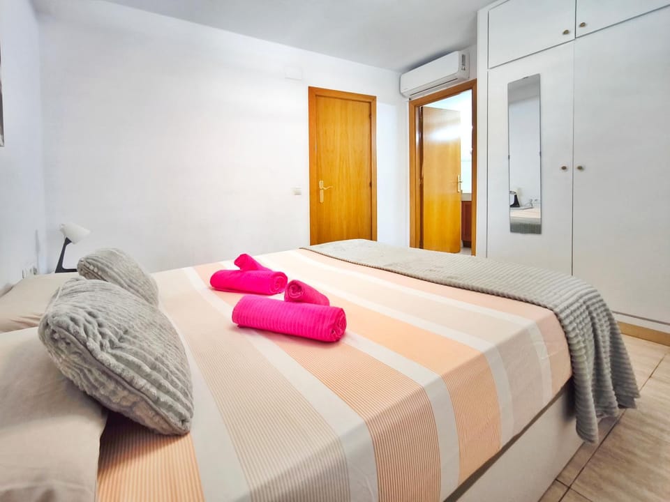 Bed, Photo of the whole room, towels, wardrobe