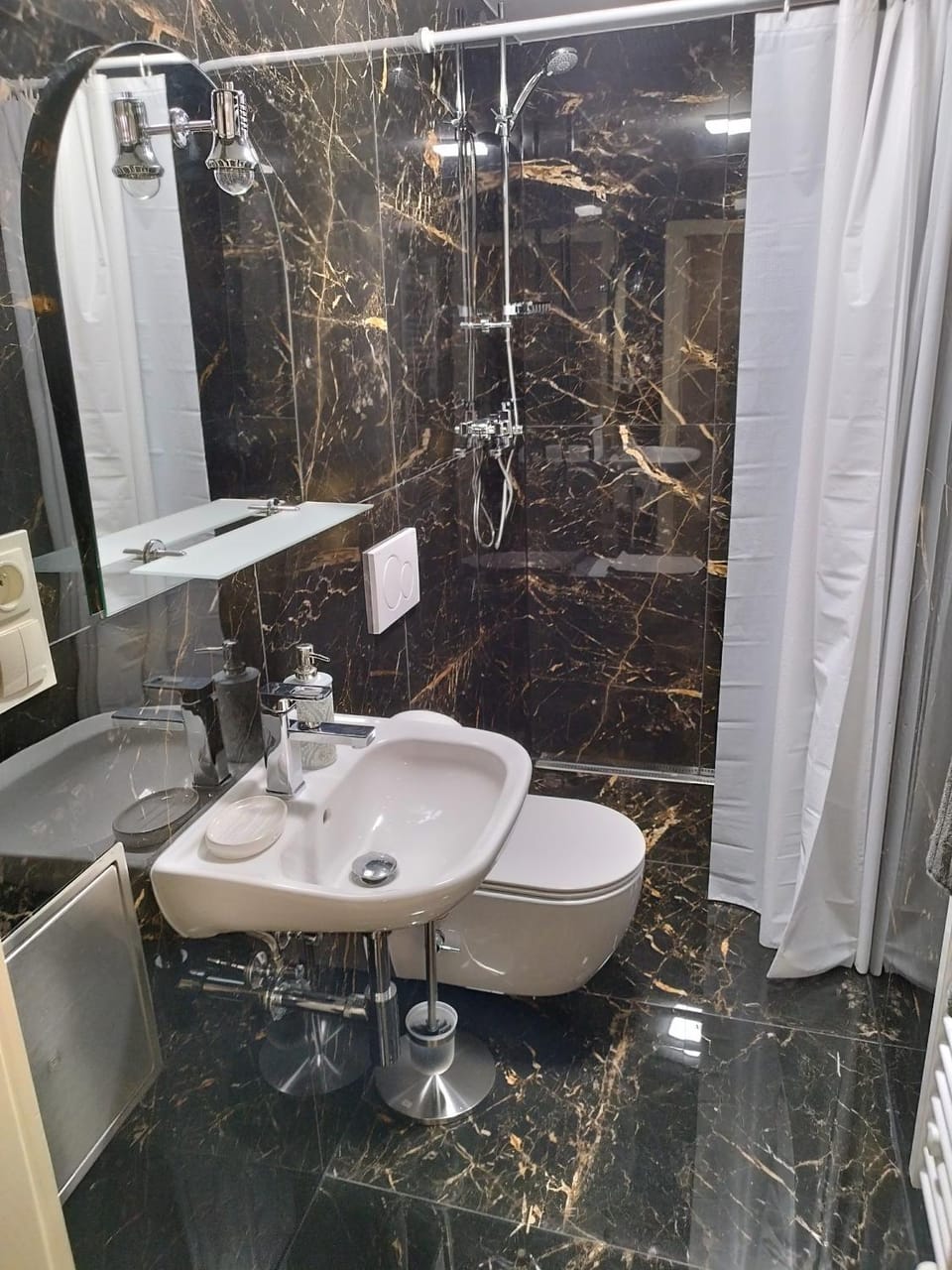 Shower, Toilet