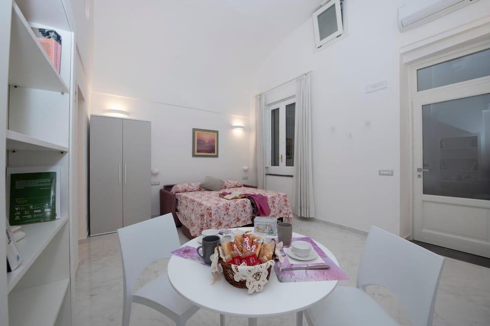 Living room, Food and drinks, Seating area, air conditioner