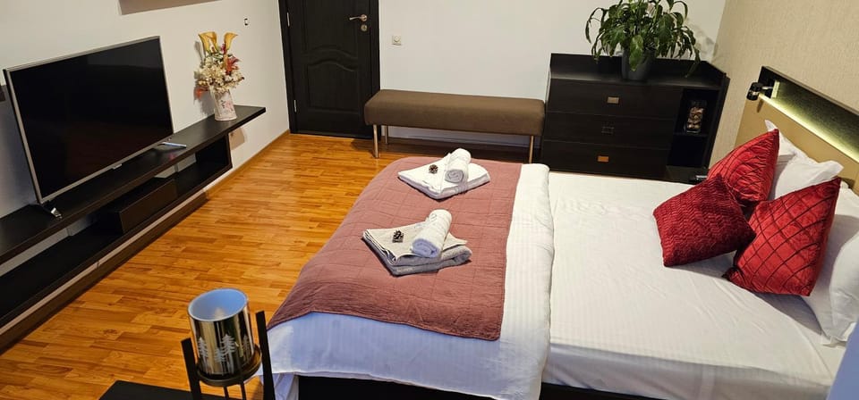 Bed, TV and multimedia, Photo of the whole room, Bedroom, towels