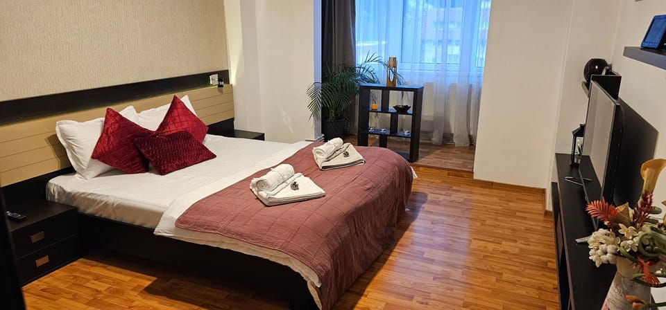 Bed, TV and multimedia, Photo of the whole room, Bedroom