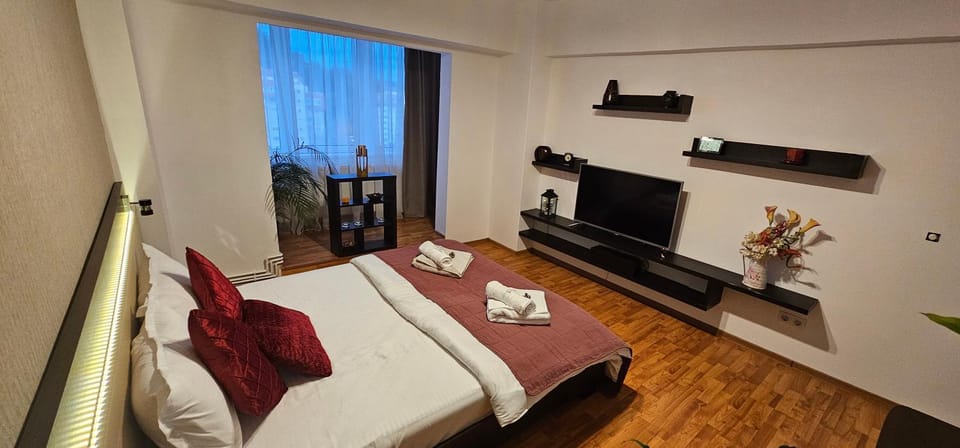 Bed, TV and multimedia, Photo of the whole room, Bedroom