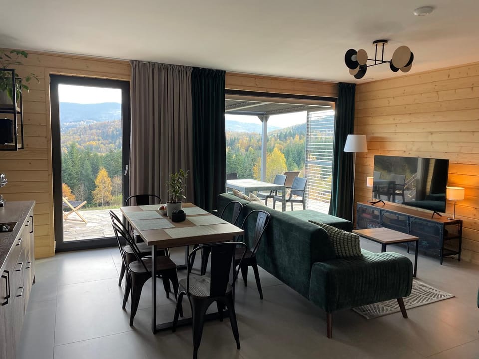 Communal lounge/ TV room, TV and multimedia, Living room, Seating area, Dining area, Mountain view