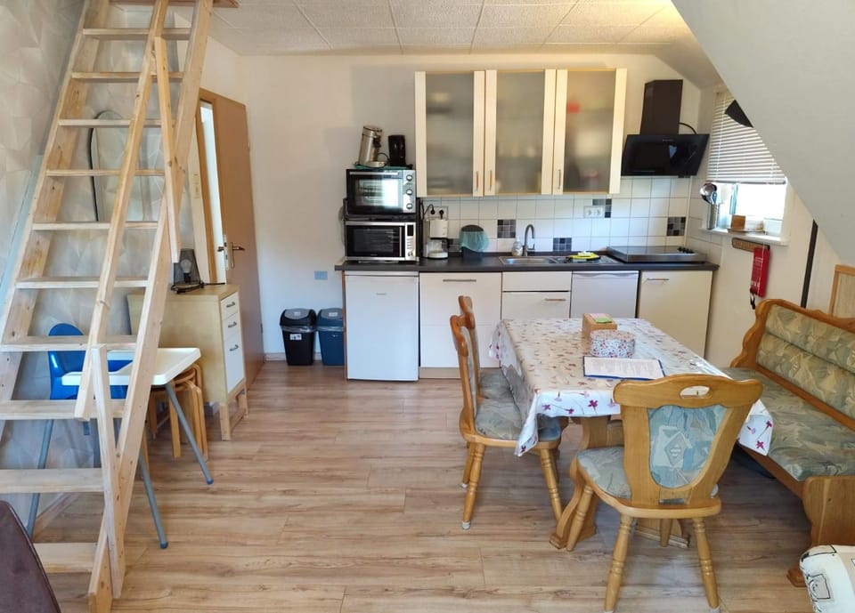 Coffee/tea facilities, Dining area, dishwasher, microwave, oven, stove, kitchen